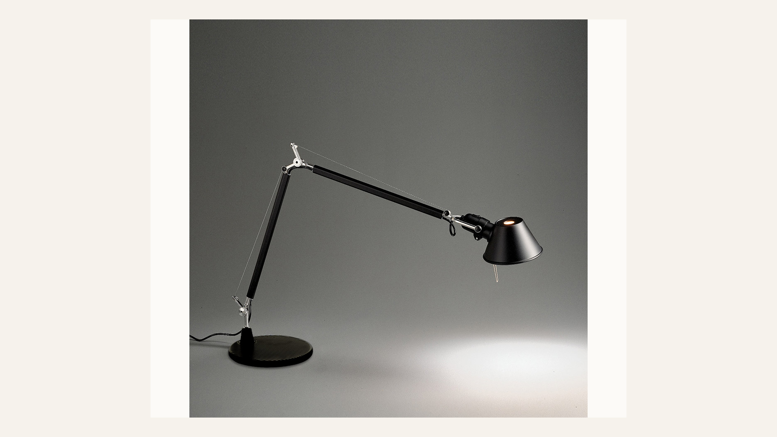 Redaktionelle Illustration zu Artemide Tolomeo Test: Gelenke, Varianten, Lichtquelle und praktische Grenzen